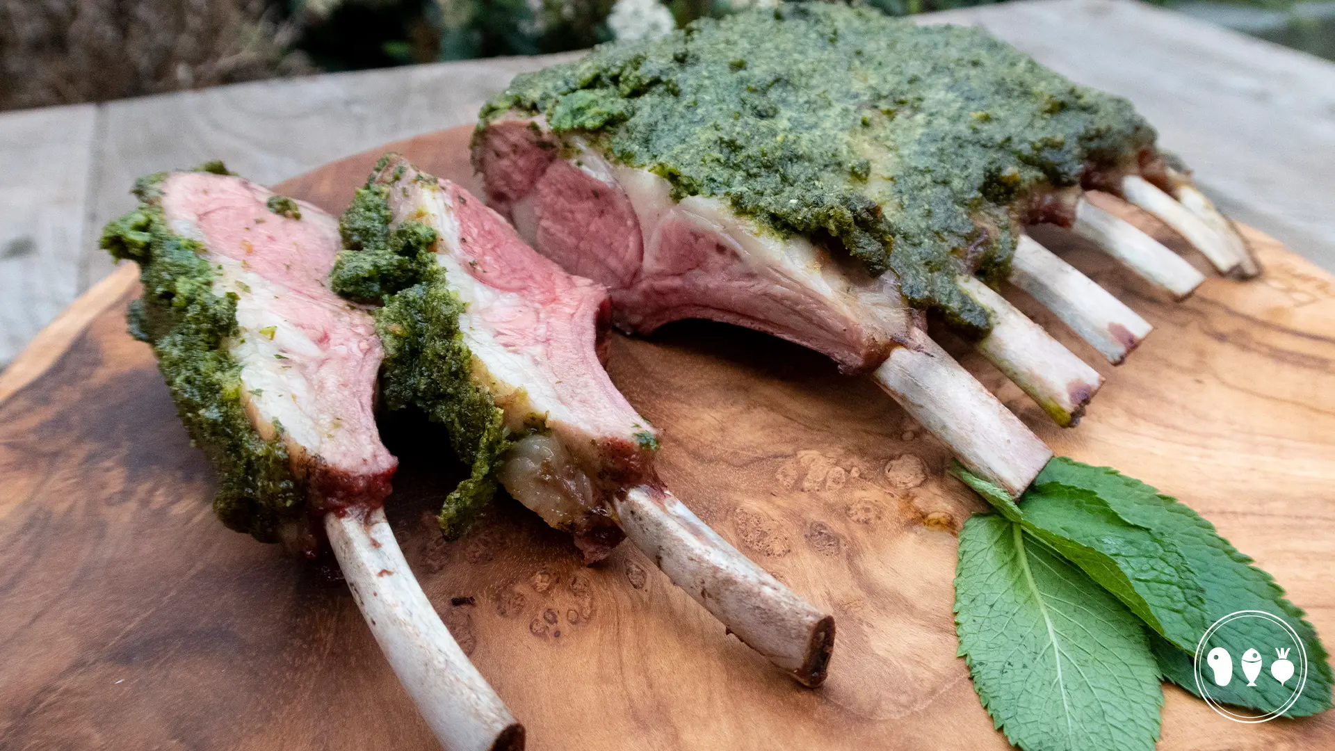 Lamsrack-recept-van-de-bbq-met-groene-kruidenkorst