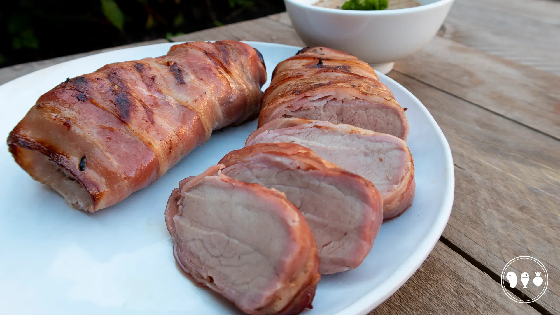 Recept-varkenshaas-in-ontbijtspek-met-pepersaus